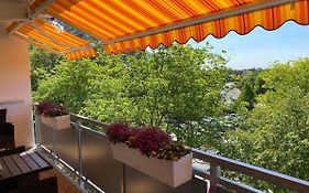 Apartment neu renoviert mit Sonnenbalkon und NETFLIX im Zentrum